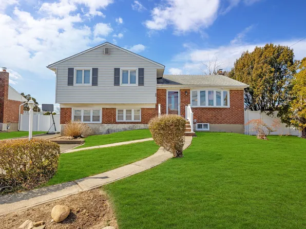 24 Monroe Ave, Hicksville, NY 11801