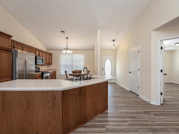 4th image of 19 Somerset Dr