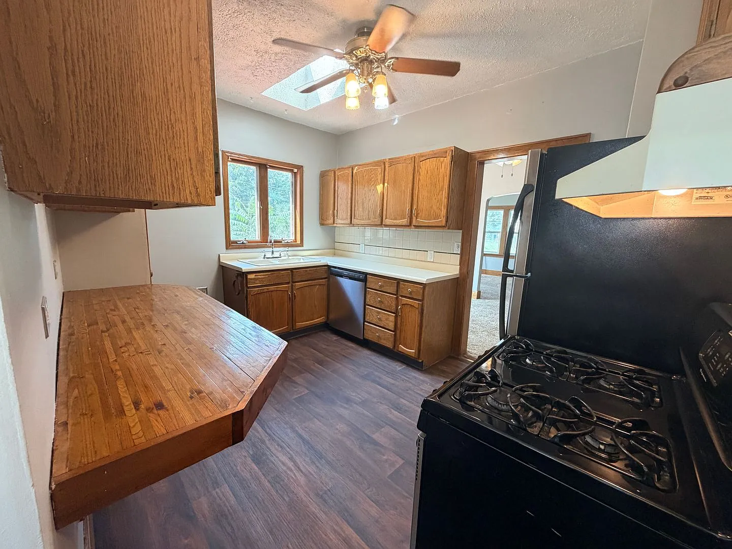Charming 2 Bedroom Home in Moline! — Photo 3