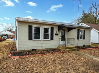 8 W Madison Ave, Altamont, IL 62411