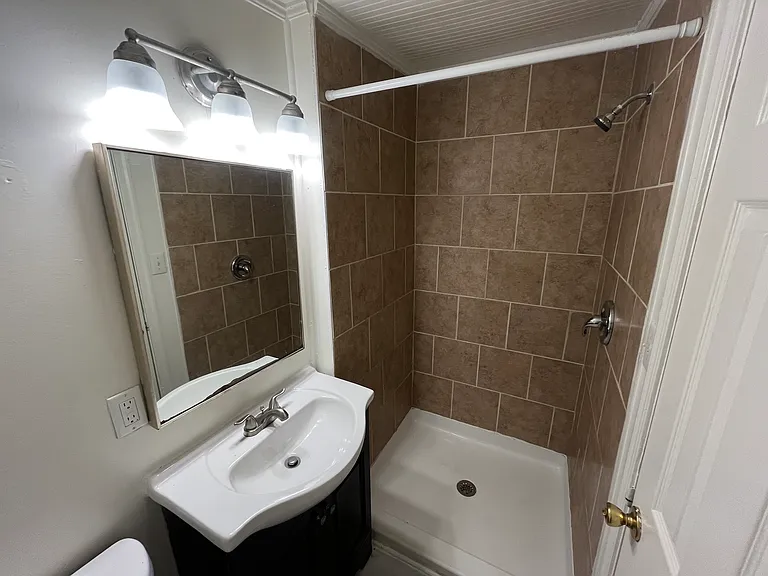 4910 Killam Ave — Photo 9