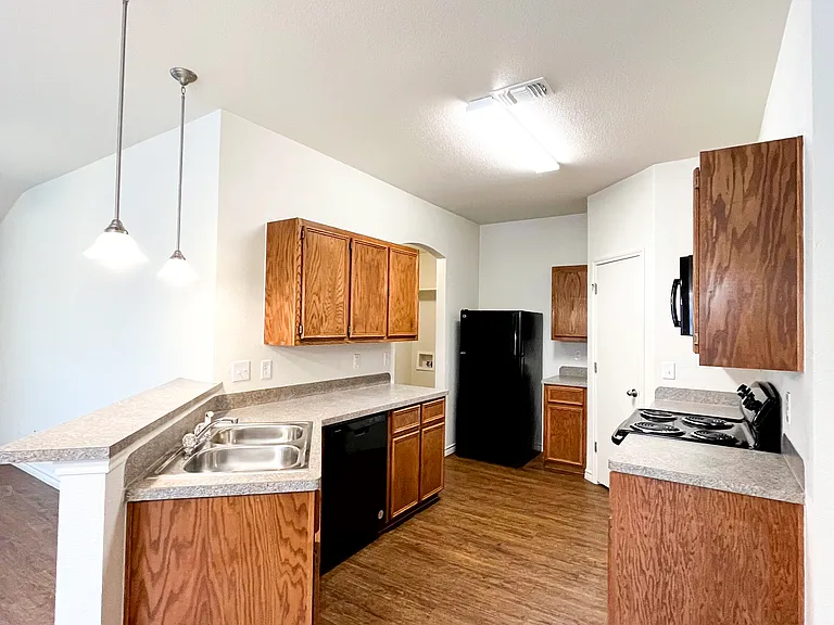 1515 Justin Loop #B — Photo 10