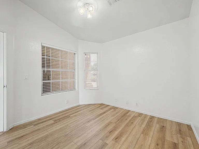930 E Harwell Rd — Photo 22
