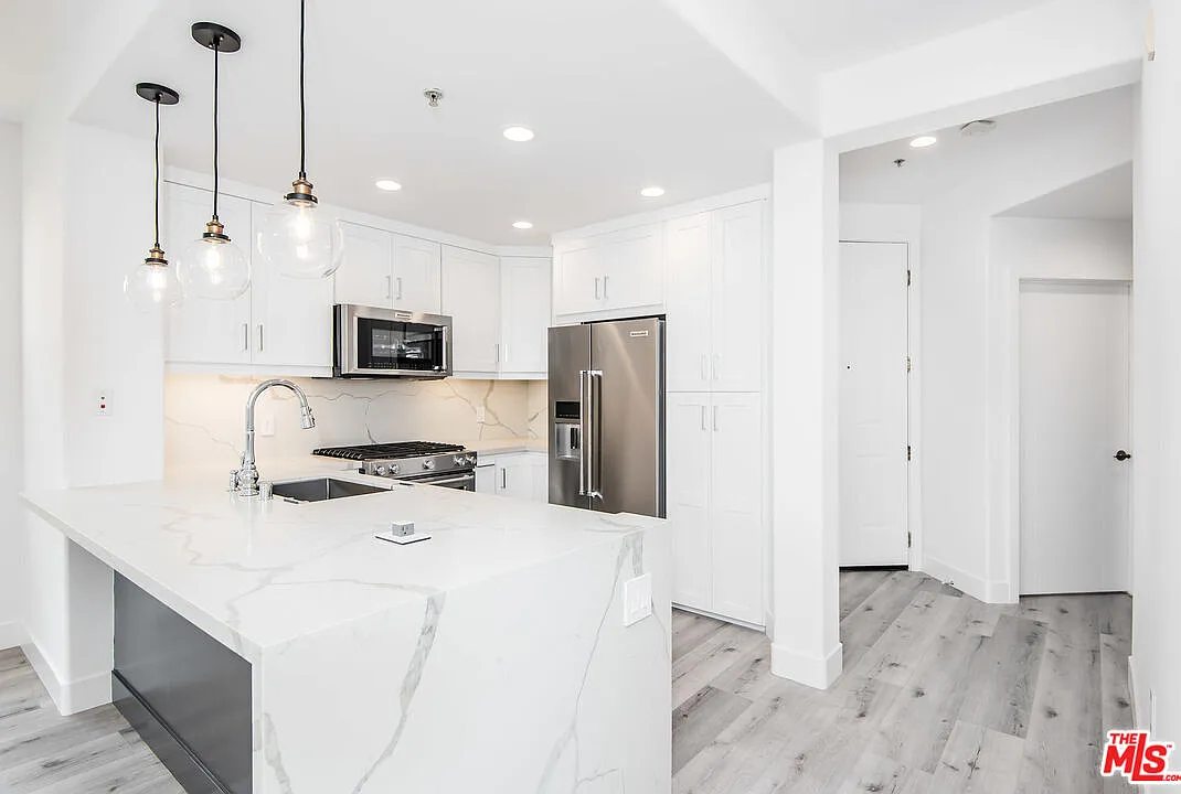 2 bed, 2.0 bath, 993 sqft, $5,200 — Photo 4