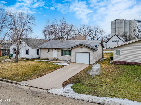 215 2nd St SE, Garrison, ND 58540