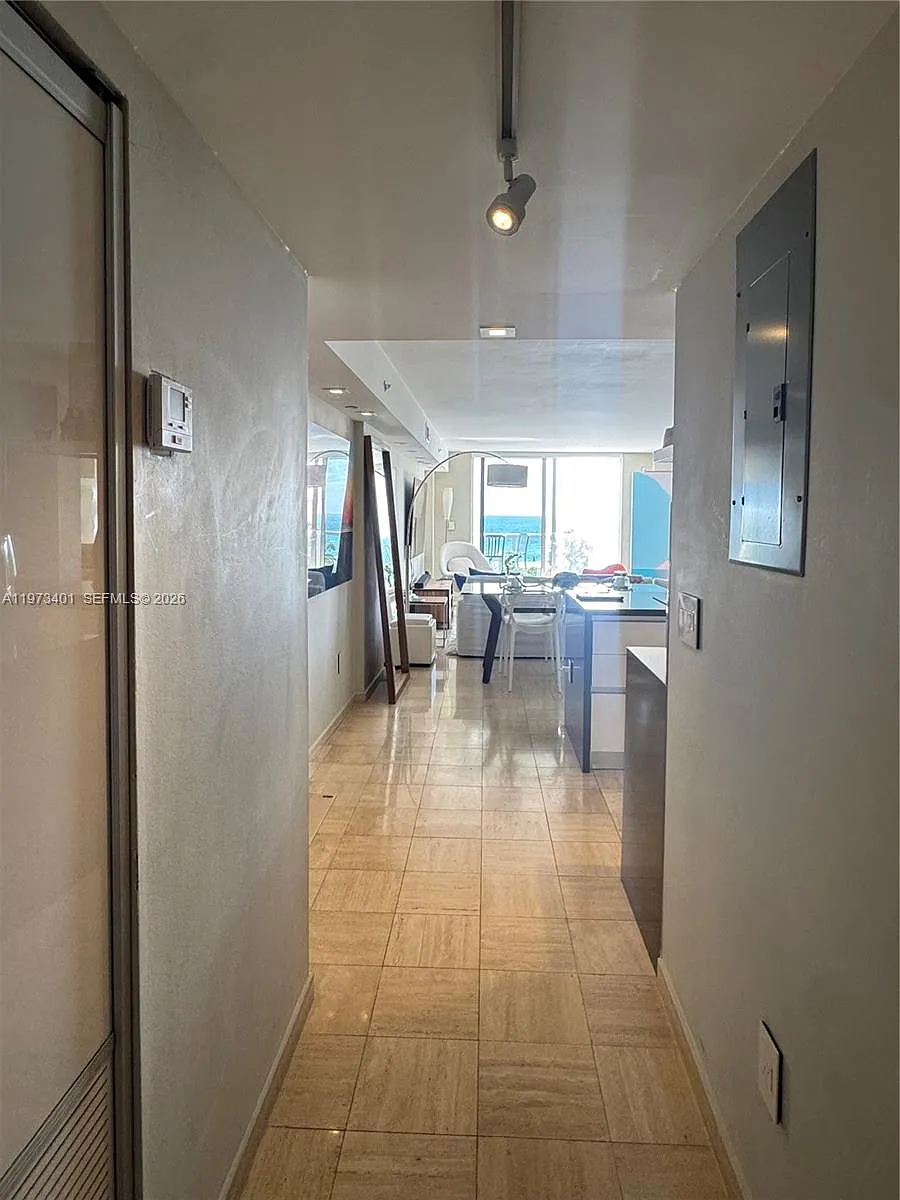 Building Photo - 2457 Collins Ave #405