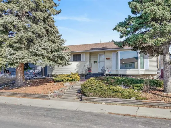 208 W Penbrooke Way SE, Calgary, AB T2A 3S8