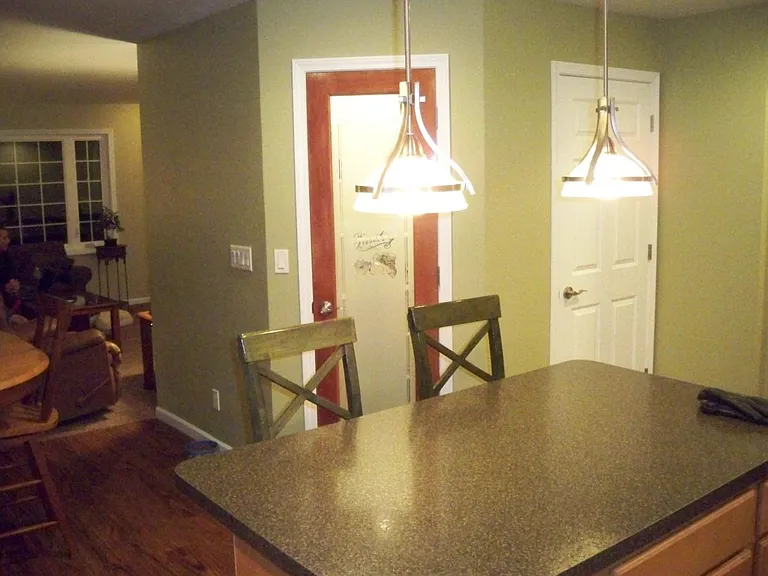 912 Hawthorne Dr — Photo 3