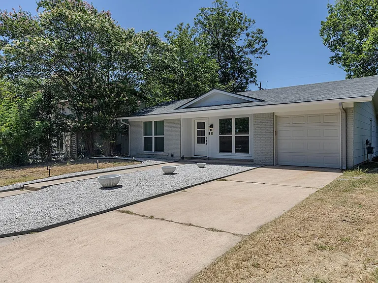 501 Arbor Ln — Photo 3