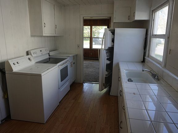 4th image of 132 Main St