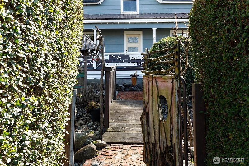 5th image of 220 Morris Street