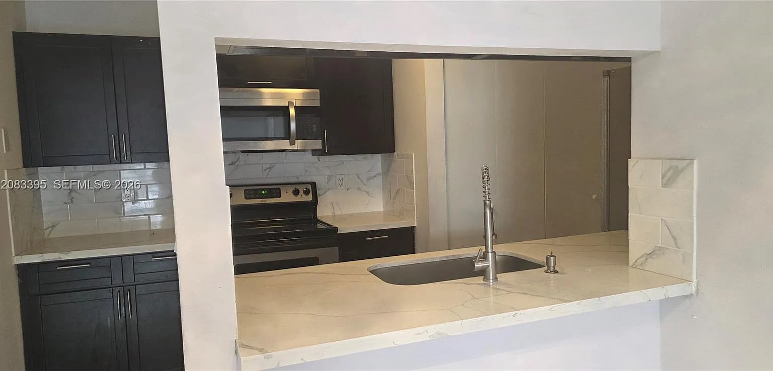 Monterey Condo Three — Photo 2