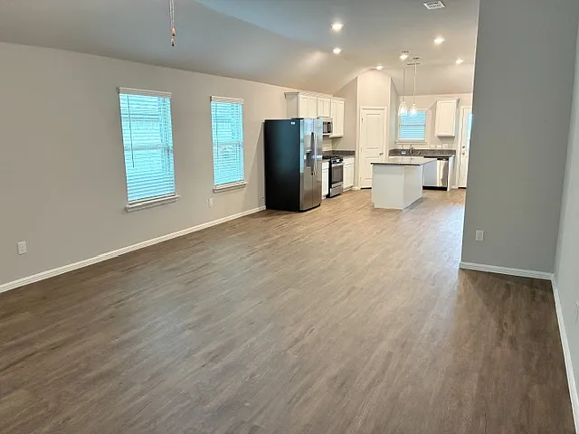 3 bed, 1571 sqft, $2,100 — Photo 4