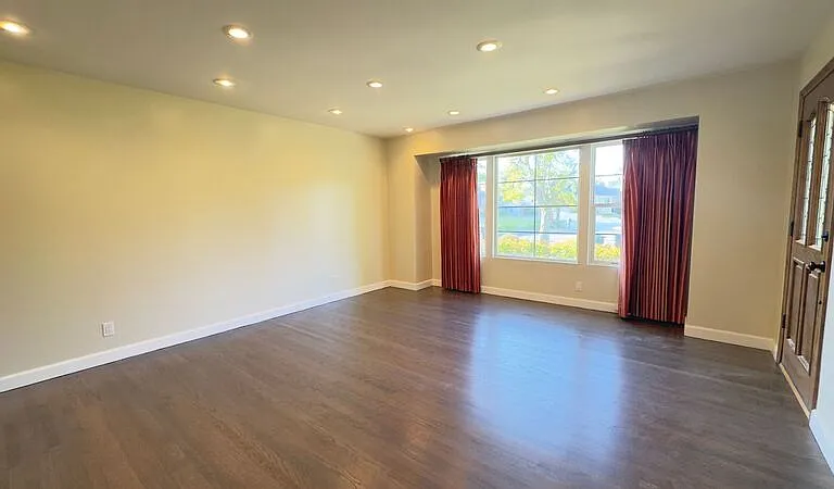 403 Lupin Ln — Photo 5