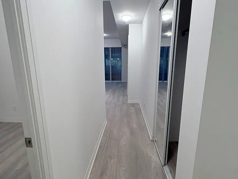 400 King St W #720 — Photo 2