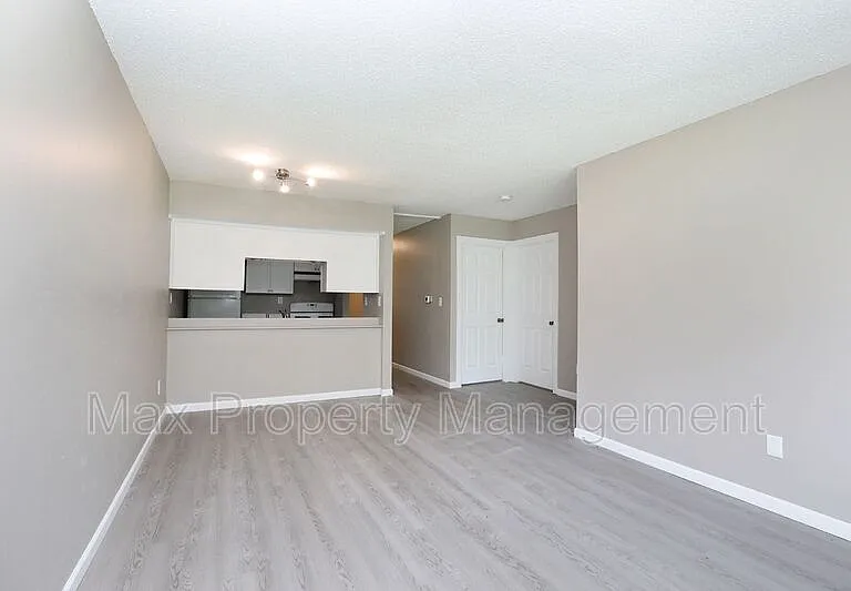 1522 E 16th St — Photo 14