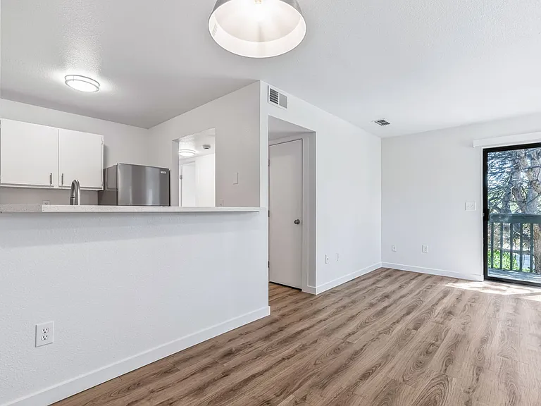 Hilton Street Apartments — Photo 40