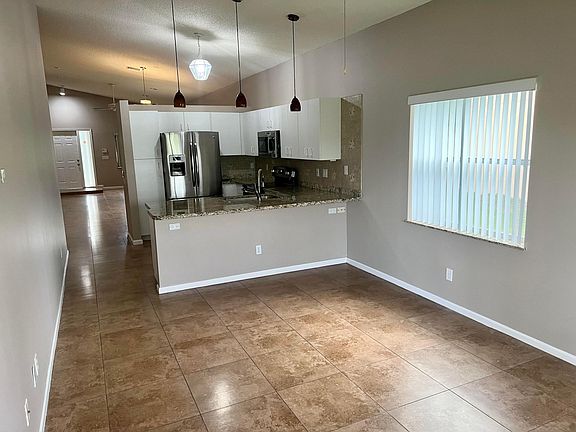 3rd image of 6365 Lansdowne Cir