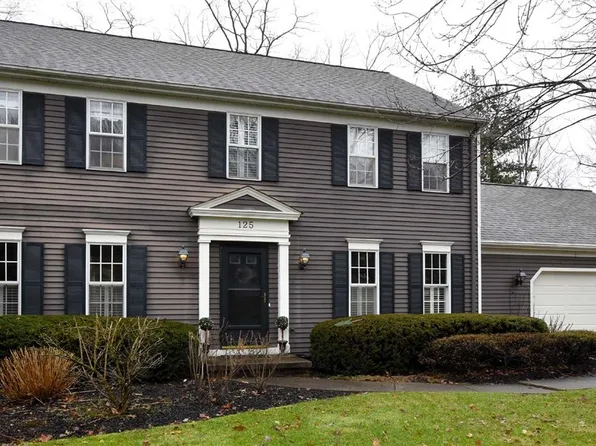 125 Senlac Hills Dr, Chagrin Falls, OH 44022