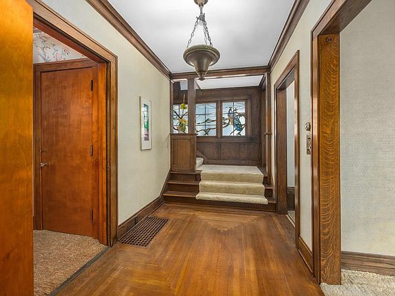 3rd image of 430 W Upton Ave