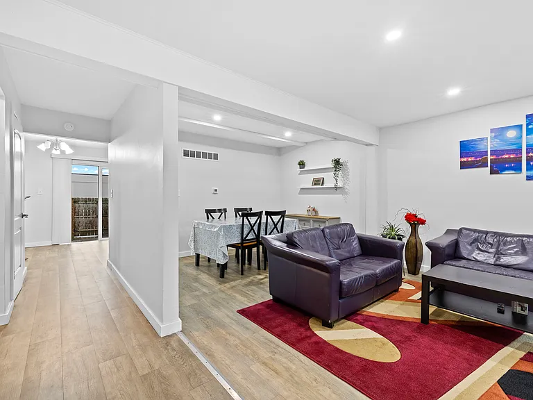 422 Gainsborough Ct #422 — Photo 3