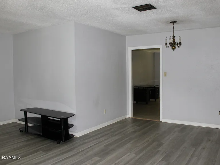 111 Valencia Dr — Photo 10
