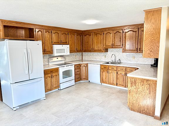 4th image of 10 Richard Road