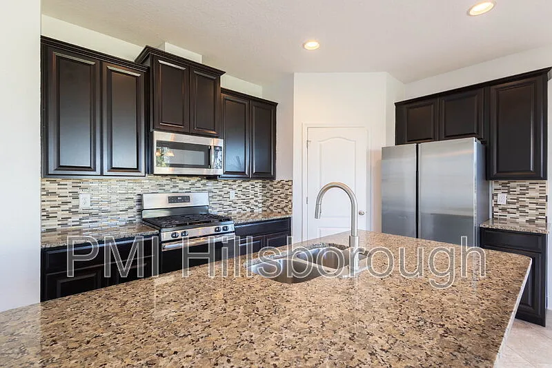 3 bed, 2.5 bath, 1936 sqft, $2,700 — Photo 3
