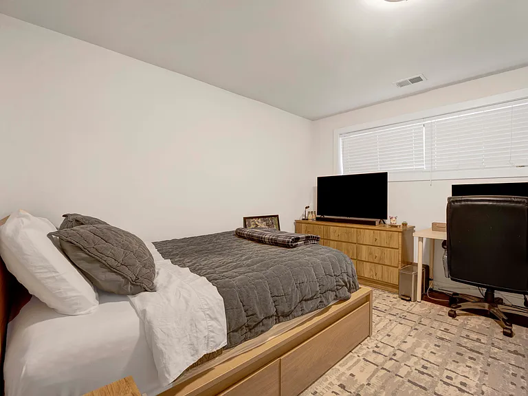 1149 W Cornelia Ave #1 — Photo 15