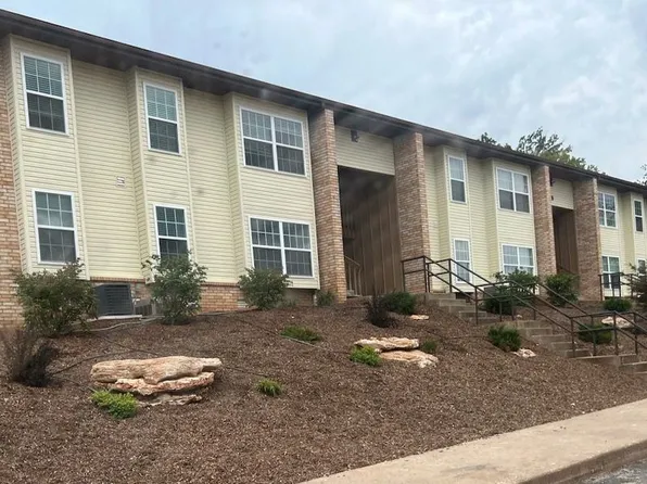 700 S 11th St #B9, Ozark, MO 65721