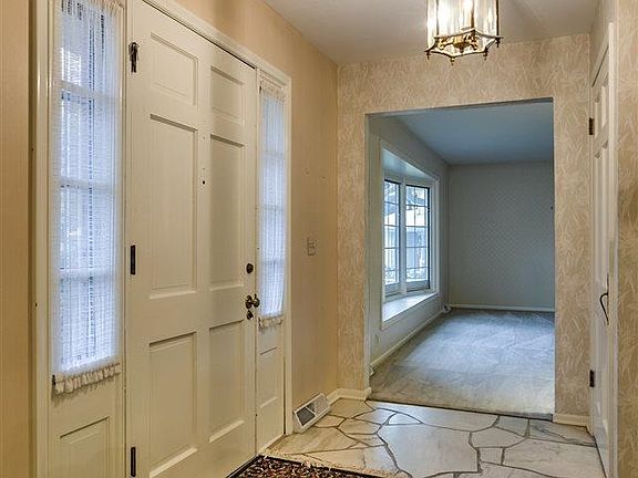 3rd image of 1015 S 117th Cir