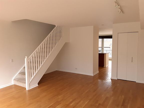 3rd image of 2035 N Larrabee St #2