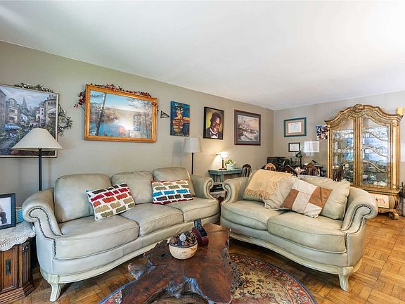 3rd image of 7 Glen Hollow Dr APT B26