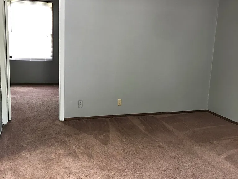 1553 E Ave NE — Photo 1