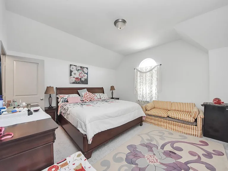 1911 Sapphire Pines Ln — Photo 32