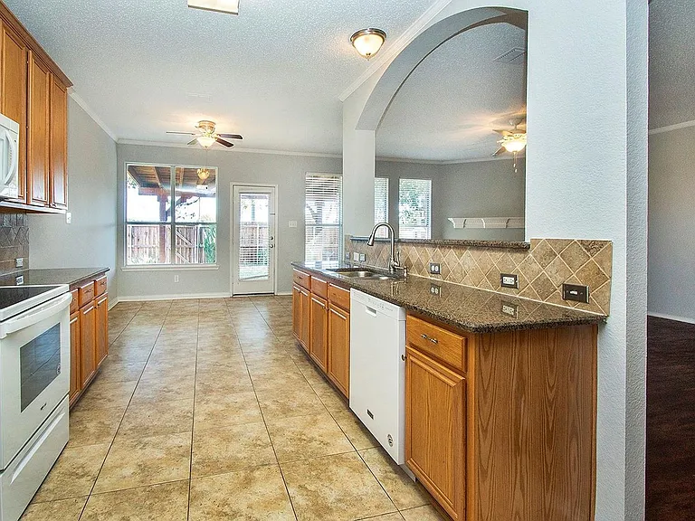 406 Leameadow Dr — Photo 7