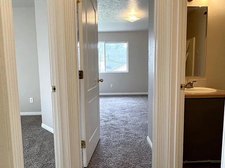 Midland 4-Plex 151 — Photo 7