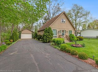 211 Lakeside Dr, Howell, MI 48843