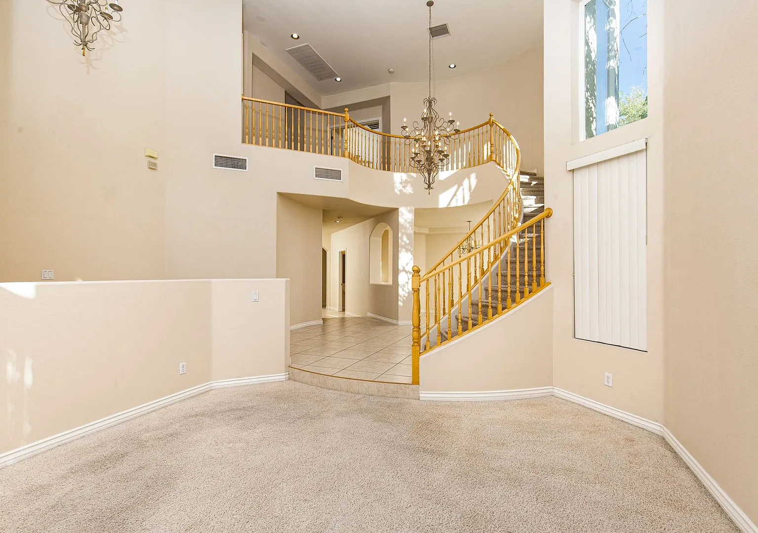 Enormous 6 bedroom home in guard gated Rhodes Ranch — Photo 4