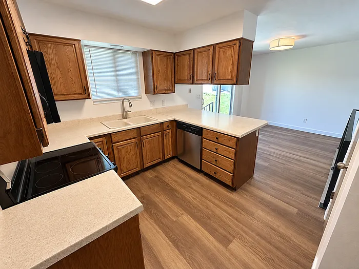 4 bed, 3.0 bath, 2700 sqft, $3,400 — Photo 4