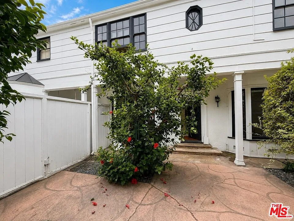 3 bed, 2.5 bath, 2300 sqft, $7,999 — Photo 3
