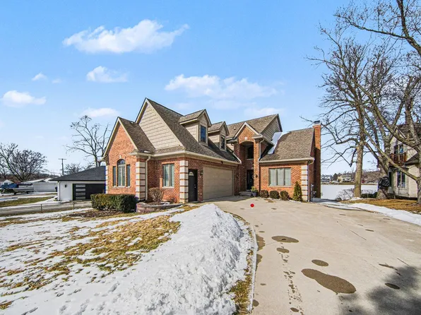 3313 Oak Knoll Dr, Brighton, MI 48114