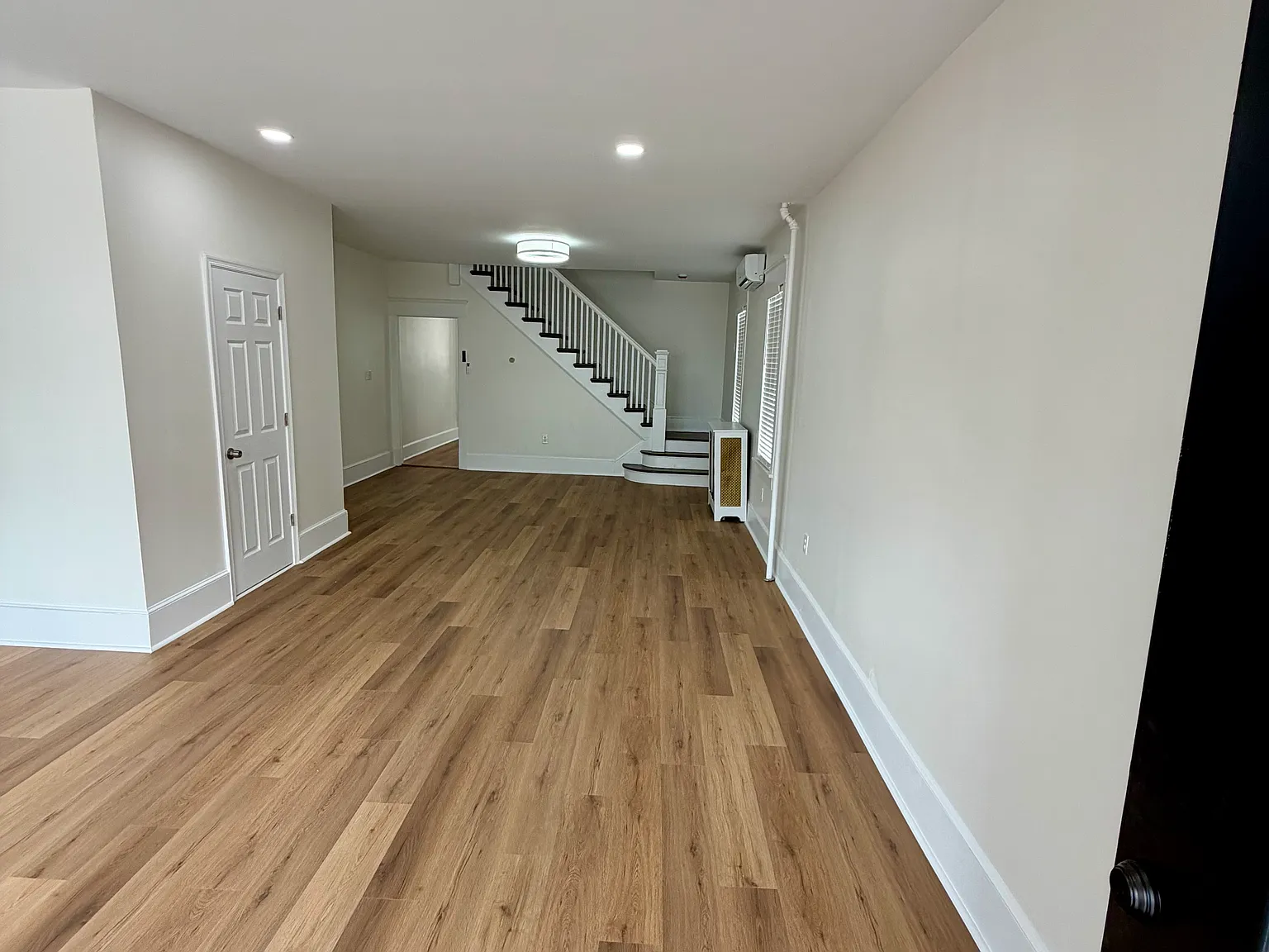 3 bed, 1.5 bath, 1650 sqft, $1,900 — Photo 2