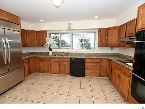 5th image of 16 Pokahoe Dr