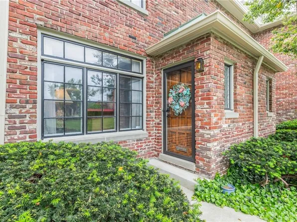 8389 Somerset Dr, Prairie Village, KS 66207