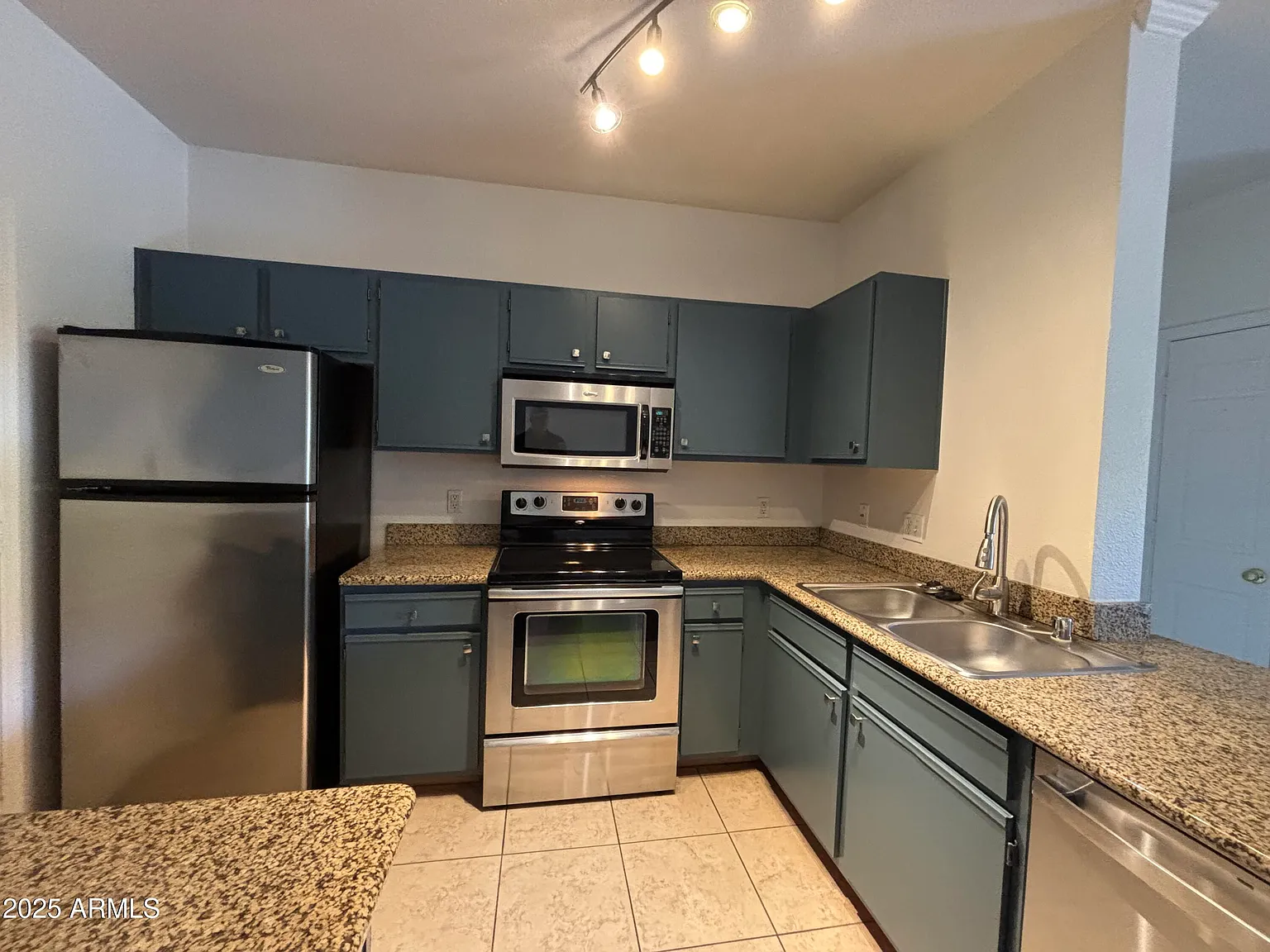 2 bed, 2.0 bath, 1034 sqft, $1,595 — Photo 3