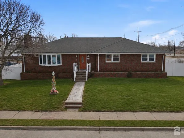 6 E 2nd St, Port Reading, NJ 07064