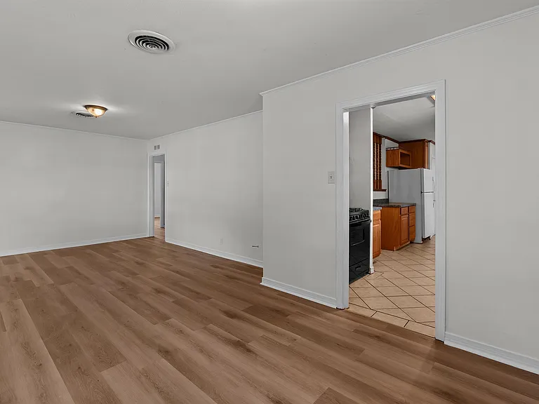 826 Martha Ln — Photo 3