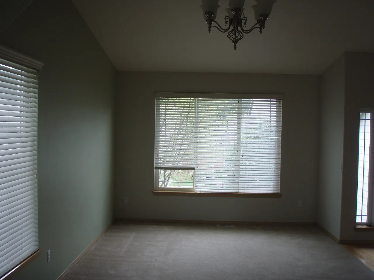 Beautiful 4 Bedroom Hillsboro Home — Photo 3