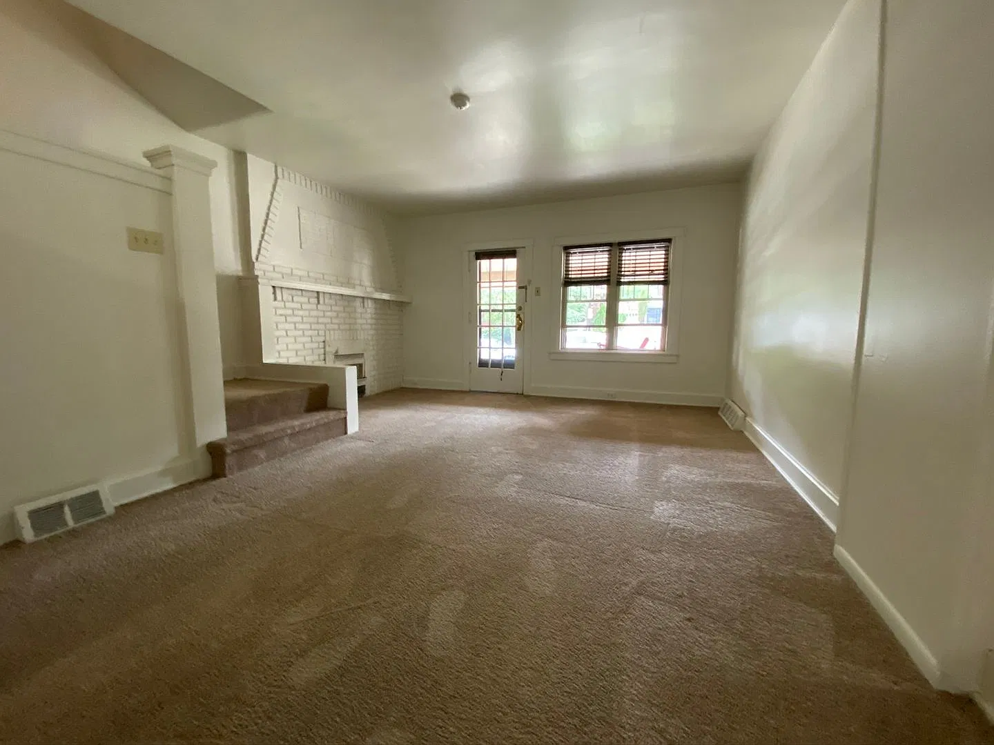Spacious Three Bedroom Townhouse in Squirrel Hill! Lots of Natural Light! Call Today! — Photo 4